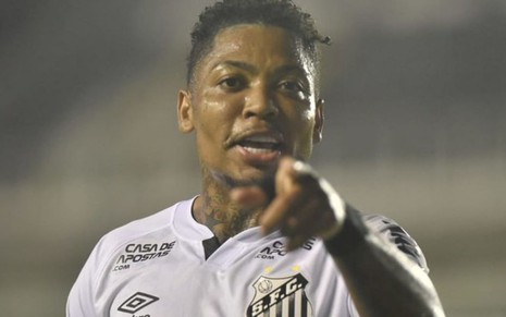 Imagem mostra em primeiro plano o atacante Marinho, destaque do Santos no Campeonato Brasileiro