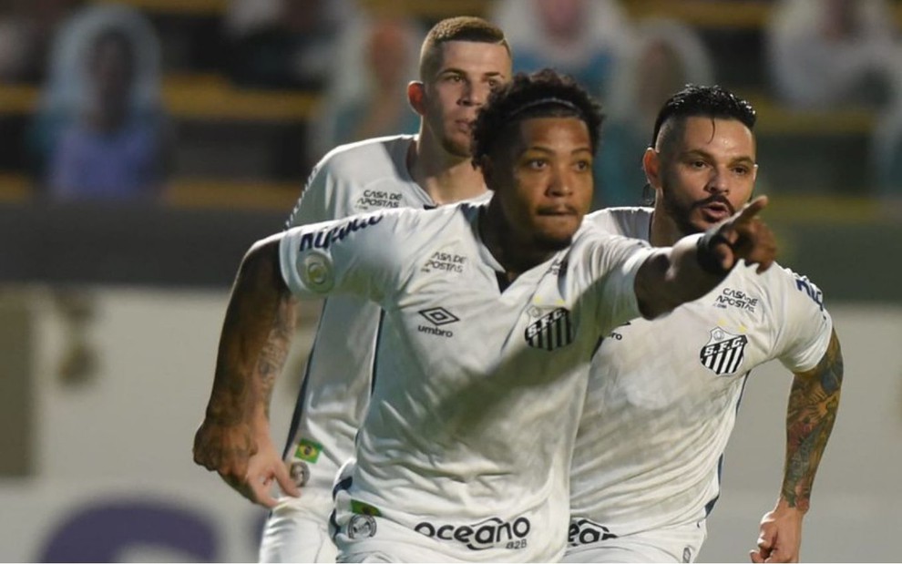 Destaque do Santos, Marinho comemora gol apontando para frente