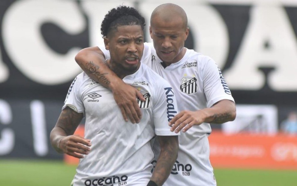 Imagem de Sánchez abraçando Marinho durante jogo do Santos contra o Flamengo