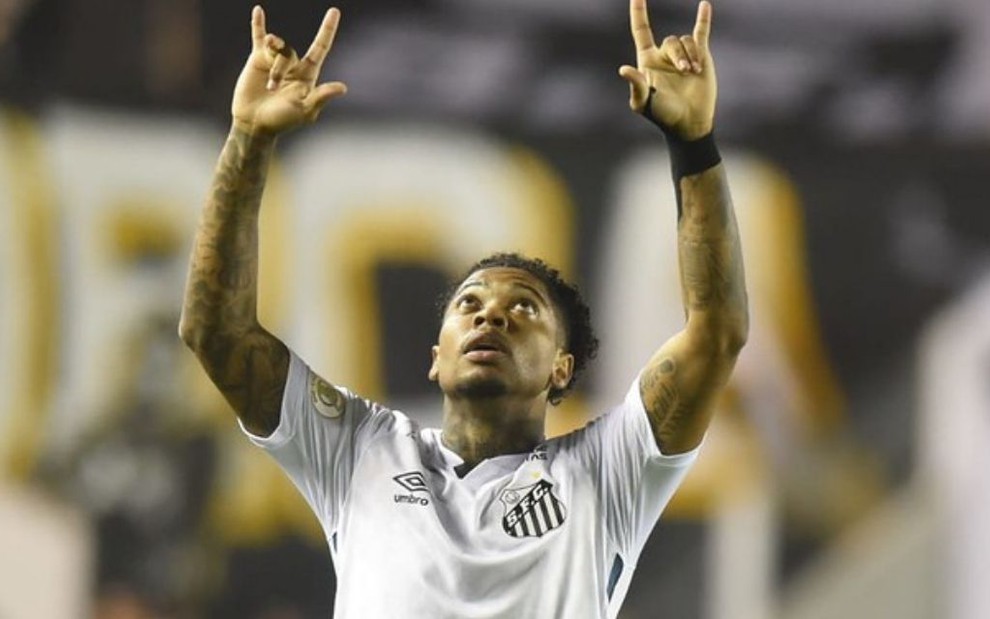Com as mãos erguidas, atacante Marinho comemora gol pelo Santos em duelo do Campeonato Brasileiro