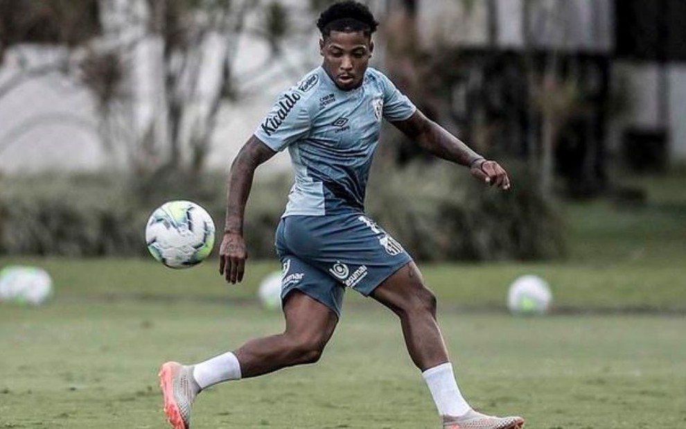 Marinho, do Santos, com a bola durante treinamento da equipe