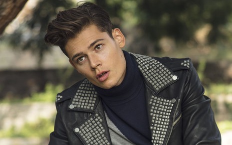 O modelo e youtuber Mario Adrion, com jaqueta em editorial de moda para a revista Vanity Teen, fotografado por Samuel Ramirez
