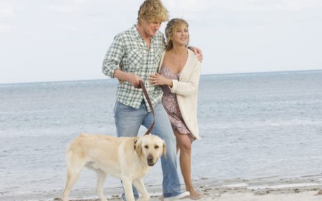 Owen Wilson e Jennifer Aniston passeiam com um cachorro em cena do filme Marley & Eu