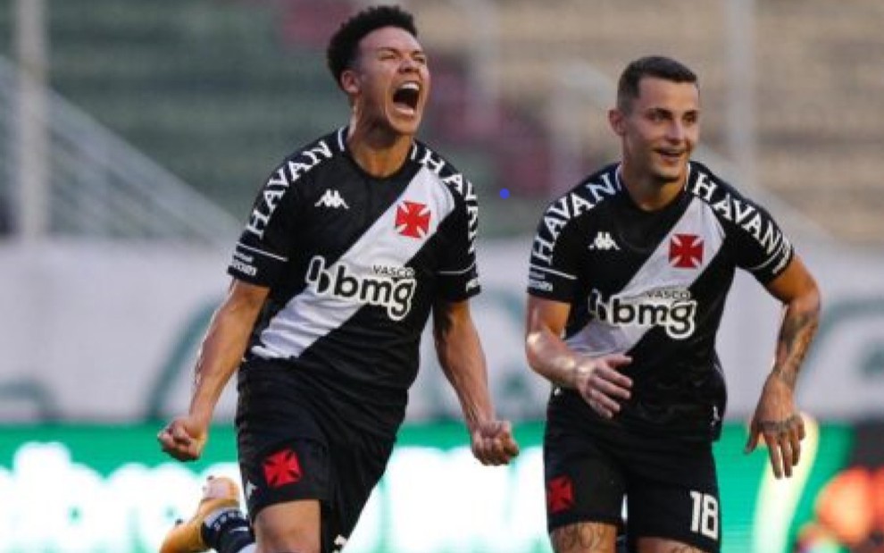 O jogadores do Vasco, Marquinhos Gabriel e Bruno Gomes em campo, comemorando gol, vestidos com o uniforme do time nas cores preto e branco