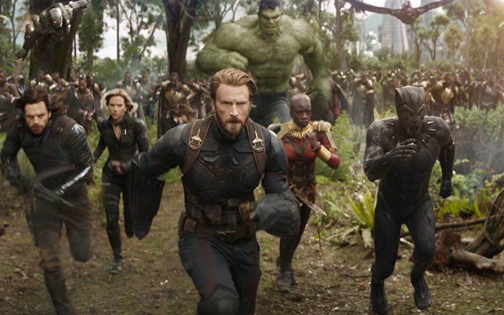 Seis heróis da Marvel correm em cena de batalha no filme Vingadores: Guerra Infinita