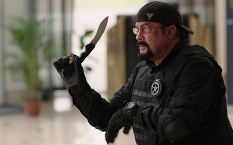 Steven Seagal manejando uma faca em cena de Matando Salazar (2017)