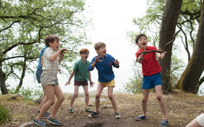 Mathéo Boisselier com outros atores de As Férias do Pequeno Nicolau, filme que a Globo exibe na Sessão da Tarde