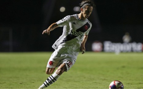 O jogador do Vasco, Matías Galarza, em lance no campo vestido com o uniforme do time nas cores branco e preto