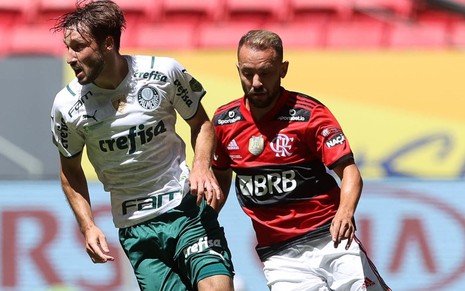 Imagem de Matías Viña (à esq.) e Everton Ribeiro disputando bola em Palmeiras x Flamengo