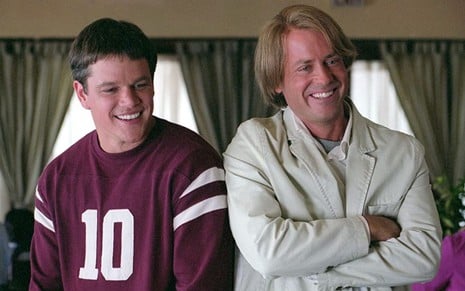 Matt Damon e Greg Kinnear dão risada em cena do filme Ligado em Você (2003)