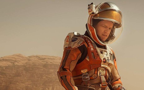Matt Damon com roupa de astronauta em cena do filme premiado Perdido em Marte