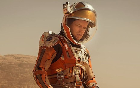 Matt Damon com trajes de astronauta em cena de Perdido em Marte (2015)