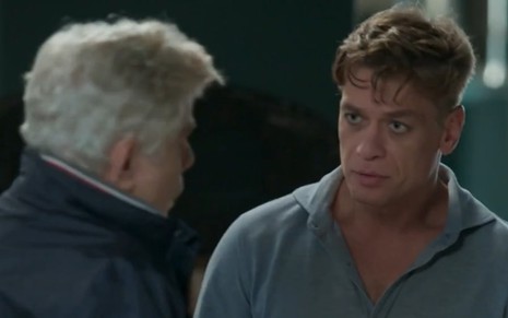 De costas, Maurice (Reginaldo Faria) conversa com Arthur (Fabio Assunção) em cena da novela Totalmente Demais
