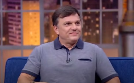 Mauro Cezar Pereira em entrevista no programa de Danilo Gentili, sentado