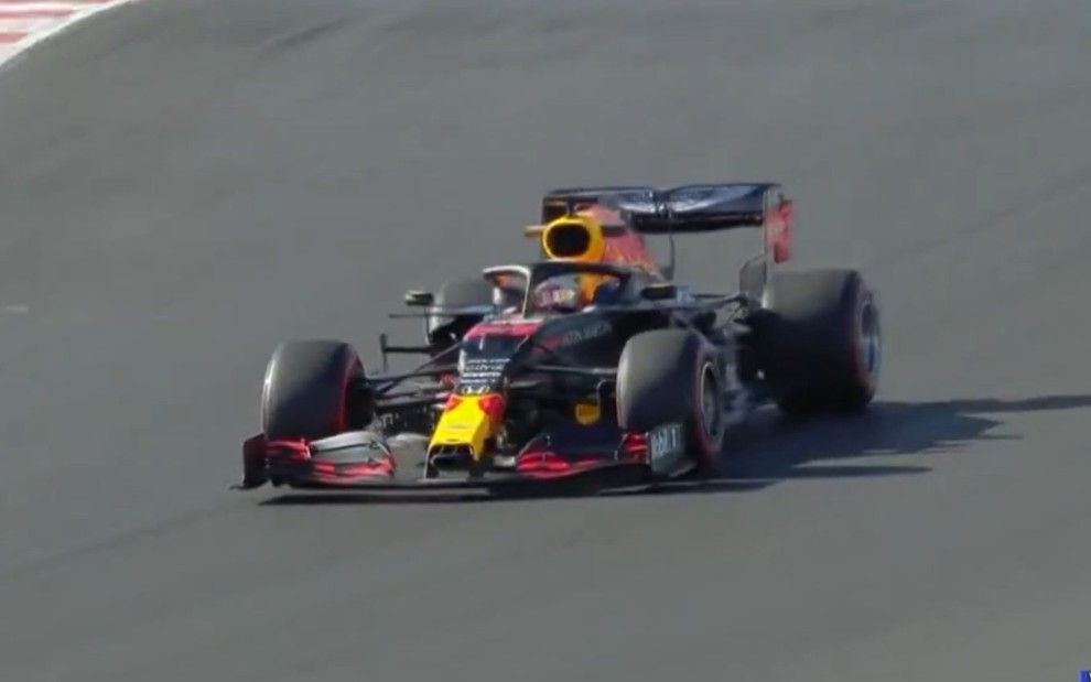 Imagem do carro de corrida de Max Verstappen durante o treino livre no GP de Portugal