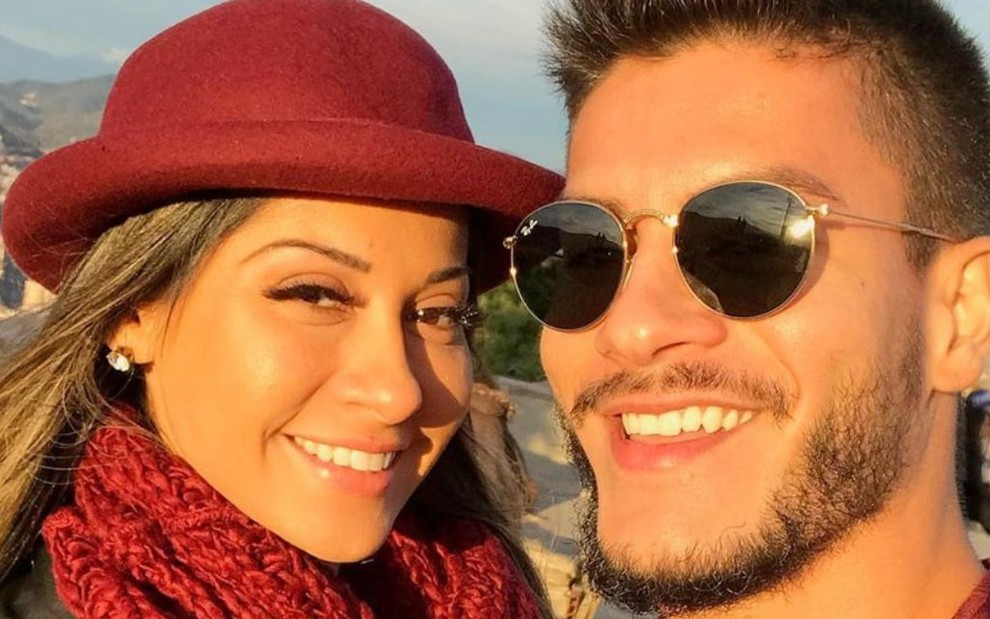 Mayra Cardi e Arthur Aguiar sorriem abraçados em foto publicada no Instagram