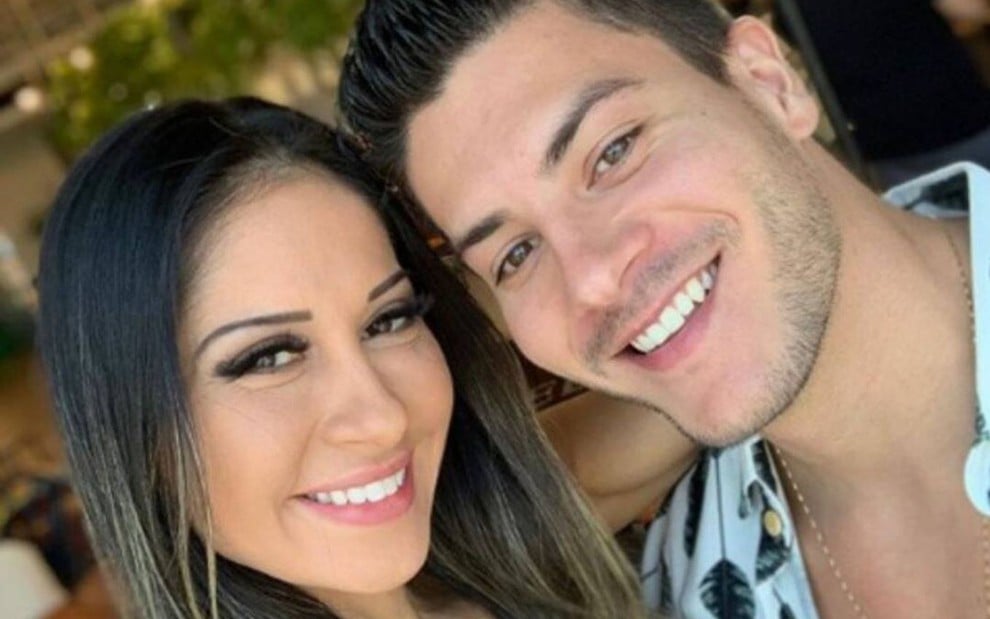 Mayra Cardi e Arthur Aguiar sorridentes em selfie com os rostos colados