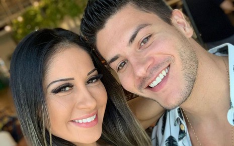 Mayra Cardi e Arthur Aguiar sorriem com os rostos coladinhos em foto do Instagram