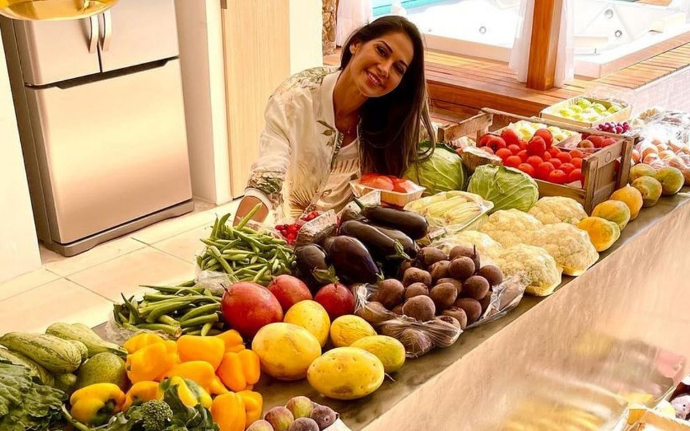 Mayra Cardi em foto publicada no Instagram, rodeada de frutas em um banquete