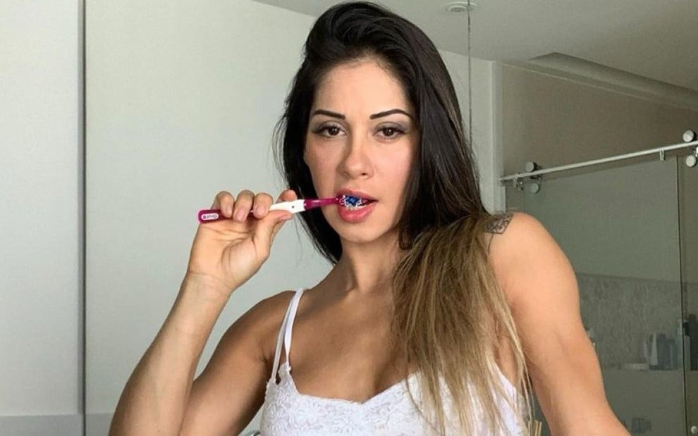 Mayra Cardi escova os dentes enquanto posa sensual no banheiro de sua casa