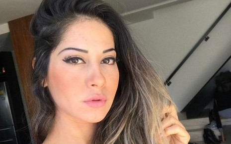Mayra Cardi de cabelo solto, com luzes, fazendo bico para a selfie