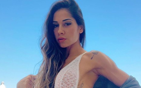 Mayra Cardi em foto sensual publicada em seu Instagram em 23 de maio de 2020