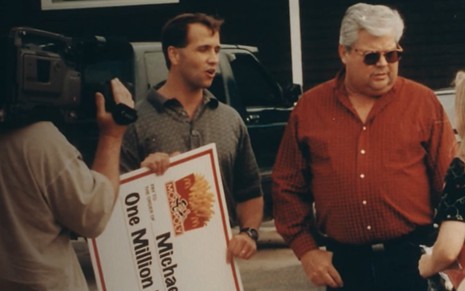 O agente Doug Mathews (de camisa cinza) em ação do FBI ao lado de Michael Hoover, no doc da HBO