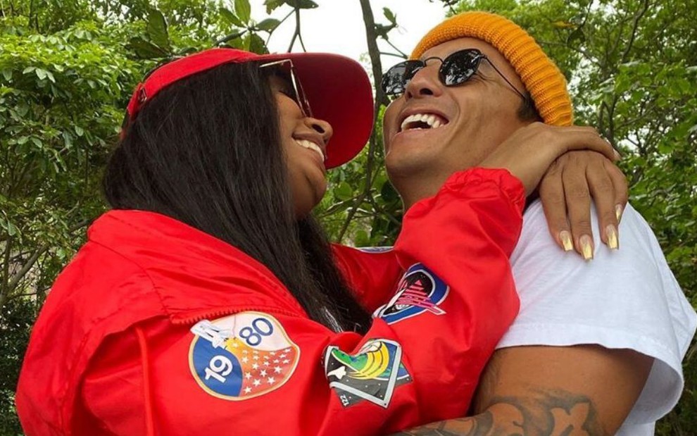 A cantora MC Rebecca e o surfista Flávio Nakagima se abraçam em foto publicada no Instagram
