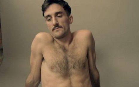Imagem de homem nu sendo fotografado em cena do documentário Me and My Penis