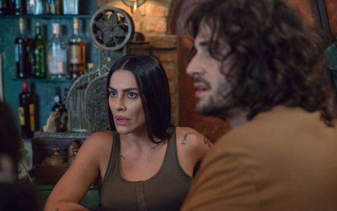 Cleo e Fiuk conversam em cena do filme Me Tira da Mira