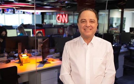 O doutor Roberto Kalil de camisa branca, sorridente, no estúdio da CNN Brasil