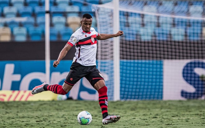 Jogador do Atlético-GO em campo vestido com uniforme do time nas cores branco, preto e vermelho