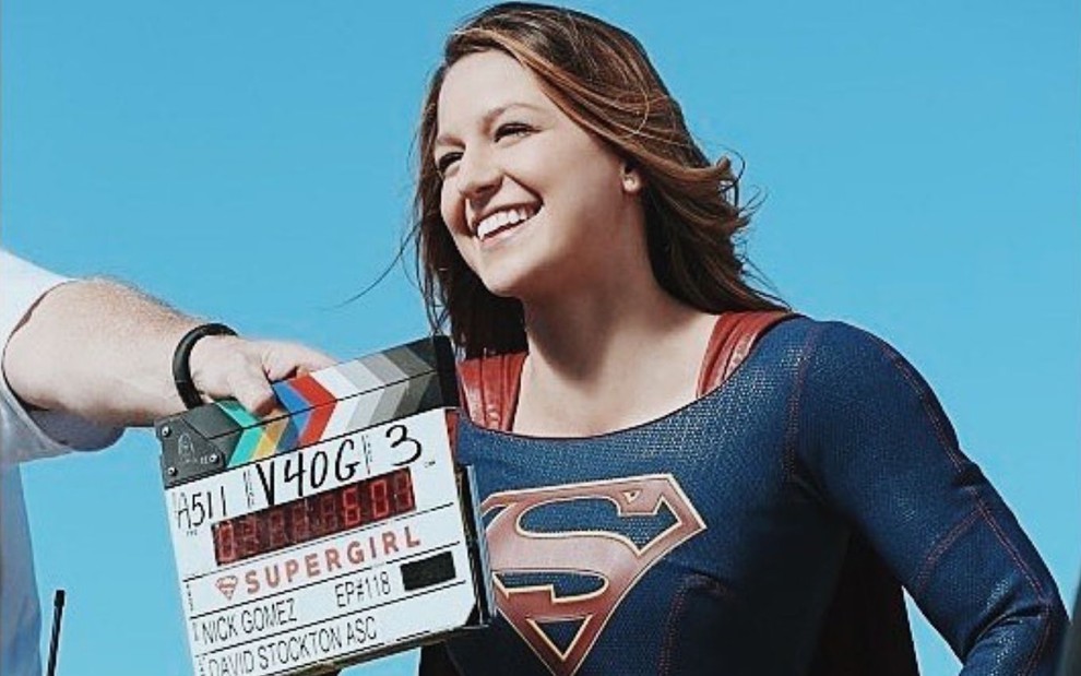 Melissa Benoist caracterizada como Supergirl em foto de
