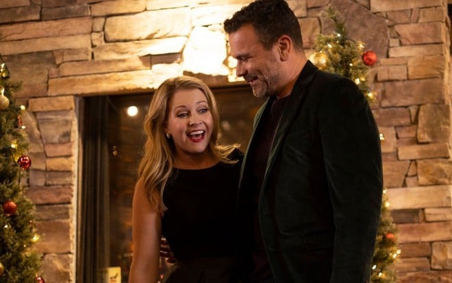 Melissa Joan Hart e Ricardo Chavira em cena de Surpresa de Amor no Natal (2019)