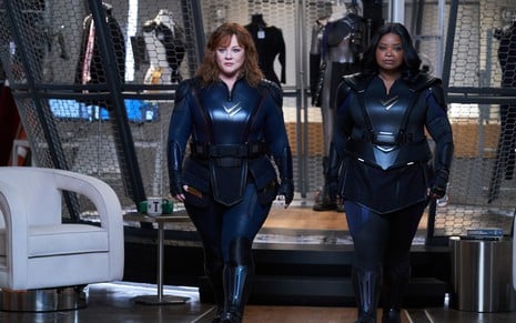 Melissa McCarthy e Octavia Spencer usam trajes de heroínas em cena do filme Esquadrão Trovão
