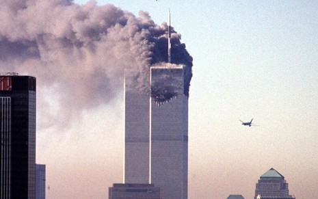 Momento em que segundo avião vai em direção ao World Trade Center, em 11 de setembro de 2001