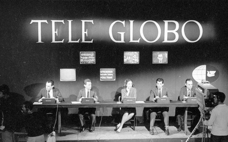 Apresentadores e técnicos no cenário do Tele Globo, que foi o primeiro telejornal da TV Globo