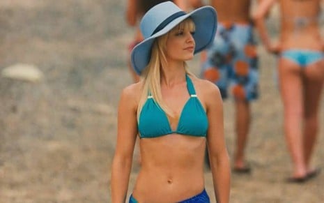 Mena Suvari anda na praia em cena do filme American Pie: O Reencontro (2011)