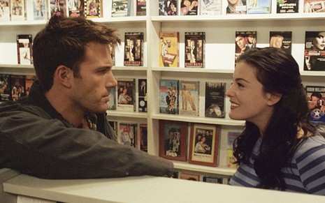 Ben Affleck e Liv Tyler se encaram dentro de uma locadora em cena do filme Meninas dos Olhos