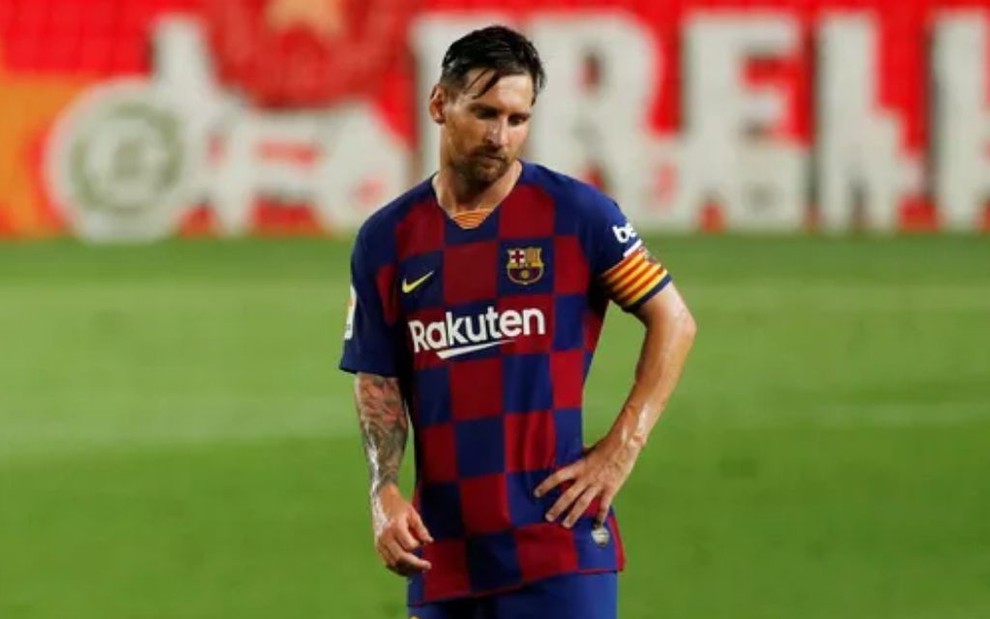 Imagem de Lionel Messi no meio do campo após derrota do Barcelona para o Osasuna