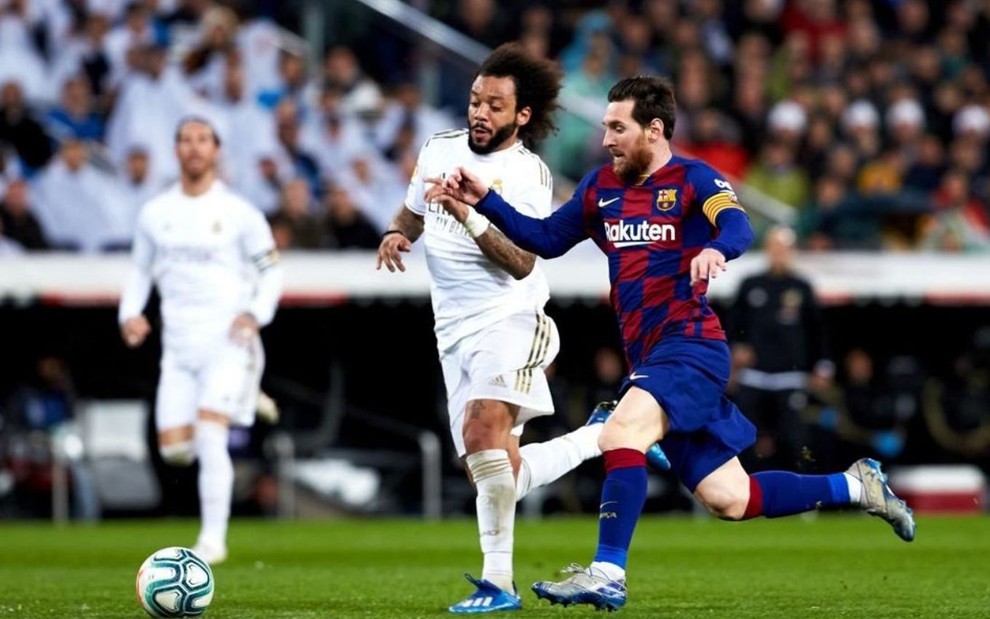 Lionel Messi e Marcelo disputam bola no último clássico entre Barcelona e Real Madrid