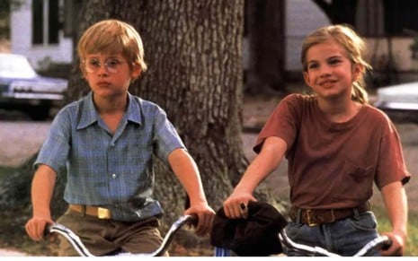 Macaulay Culkin e Anna Chlumsky andam de bicicleta em cena do filme Meu Primeiro Amor