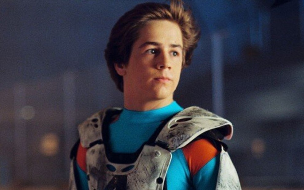 Michael Angarano com expressão séria e usando um uniforme azul em Super Escola de Heróis (2005)