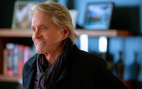 Michael Douglas em cena de O Método Kominsky