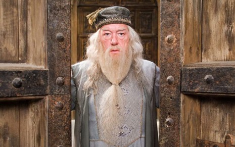 Michael Gambon abre portas em cena do filme Harry Potter e a Ordem da Fênix