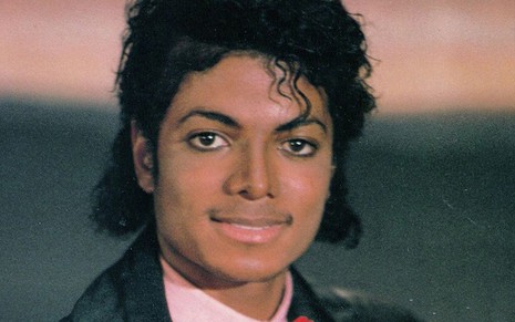 Michael Jackson ainda de cabelo crespo, terno e gravata vermelha