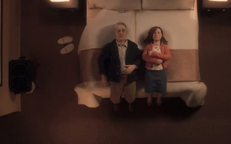 Michael Stone (voz de David Thewis)  e Lisa (voz de Jennifer Jason Leigh) em Anomalisa, ambos deitados em uma cama de casal, um do lado do outro, olhando para o teto, em um quarto de hotel