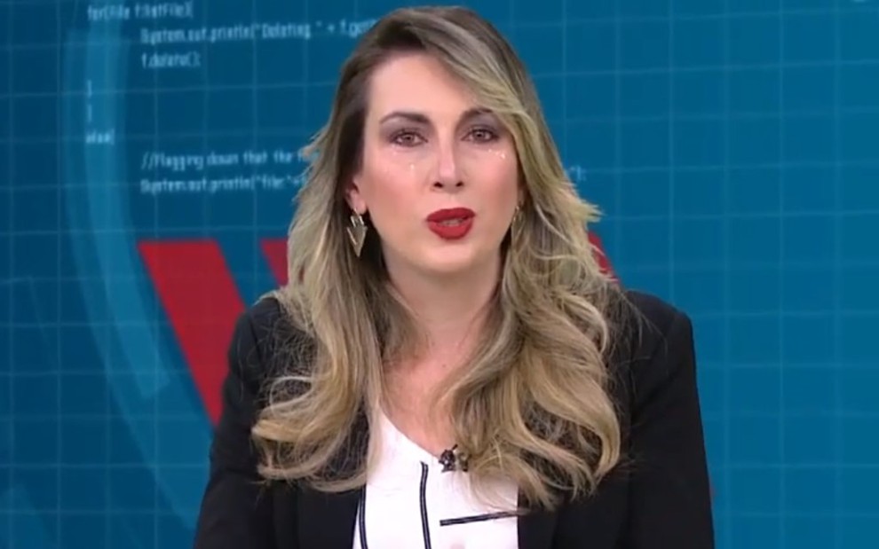Michelle Gianella chorando na bancada de um telejornal da TV Gazeta