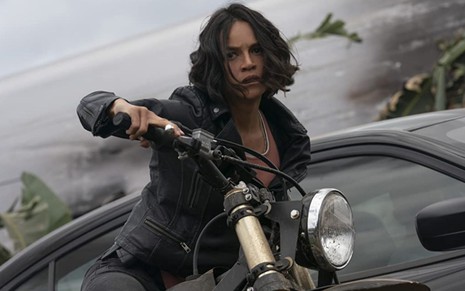Michelle Rodriguez pilota uma moto em cena de Velozes & Furiosos 9