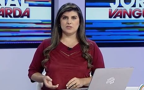 Michelle Sampaio apresenta o Jornal Vanguarda, de uma afiliada da Globo, em fevereiro de 2018